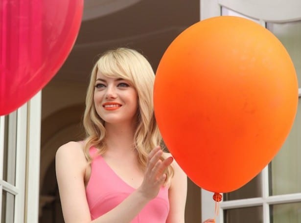 Emma-Stone-dans-les-backstages-de-la-campagne-Revlon_portrait_w674