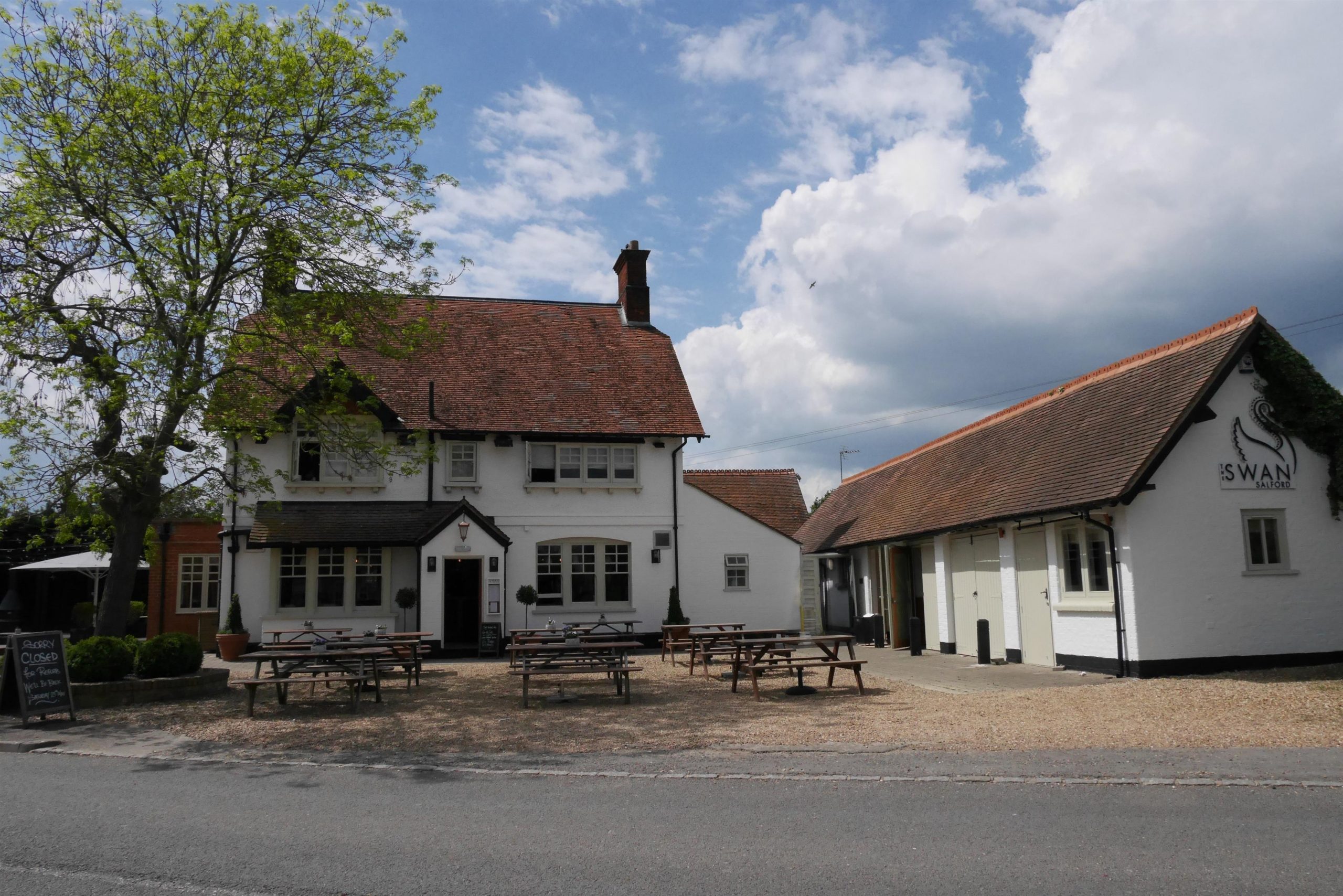 The Swan Salford, The Swan is an attractive Edwardian pub in a lovely village setting, just 10 minutes from central Milton Keynes and just 1 mile from junction 13 of the M1.