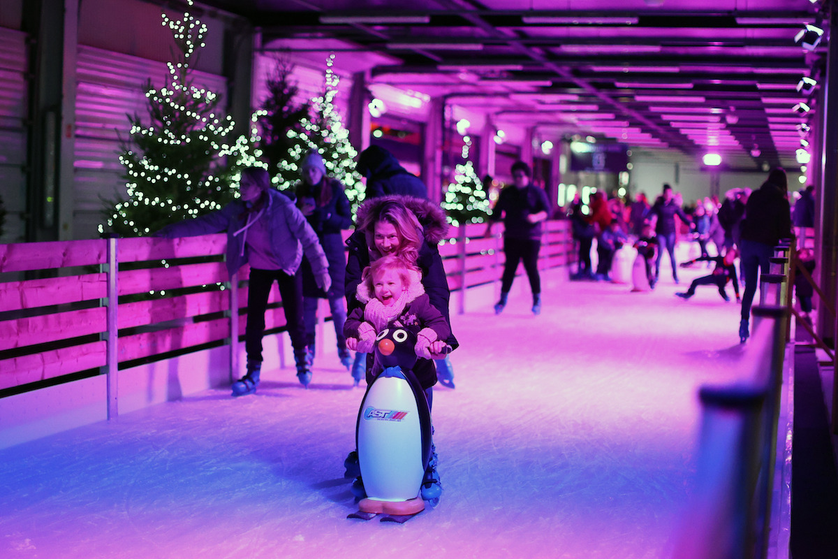 Silverstone’s Lap of Lights Christmas experience was officially opened this evening by the World Championship winning Mercedes-AMG Petronas W10 Formula 1 car driven by Anthony Davidson. 